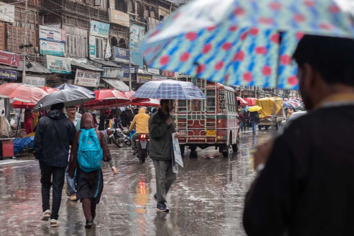 IMD Forecasts Extended Wet Spell, Heavy Snowfall in Jammu & Kashmir, Ladakh