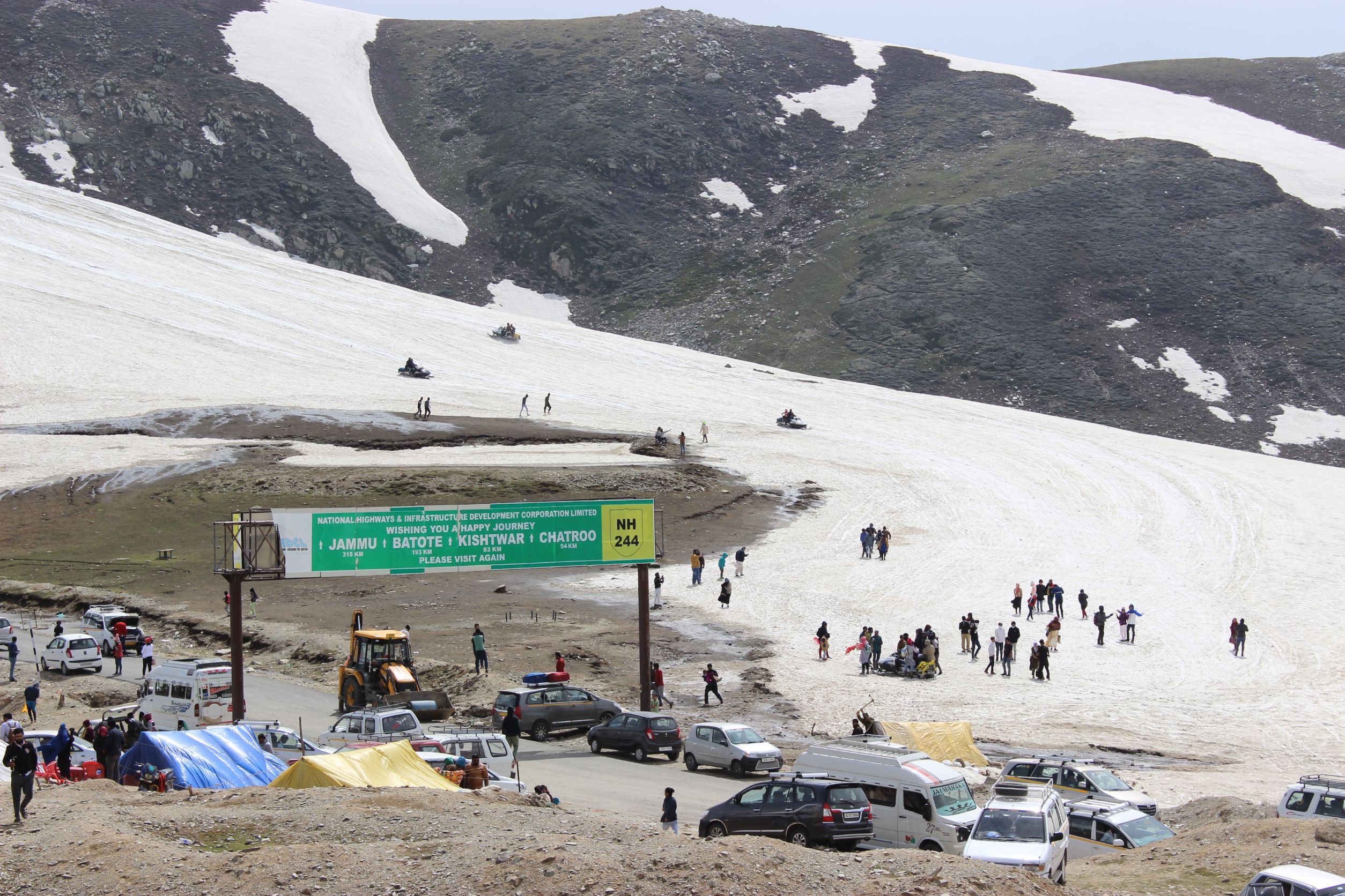 Snow-blanketed Paradise: Sinthan Top Draws Throngs of Tourists