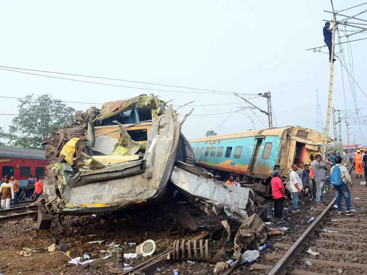 Jamtara Train Accident: Rescue Efforts Underway After Train Strikes Crowd in Jharkhand