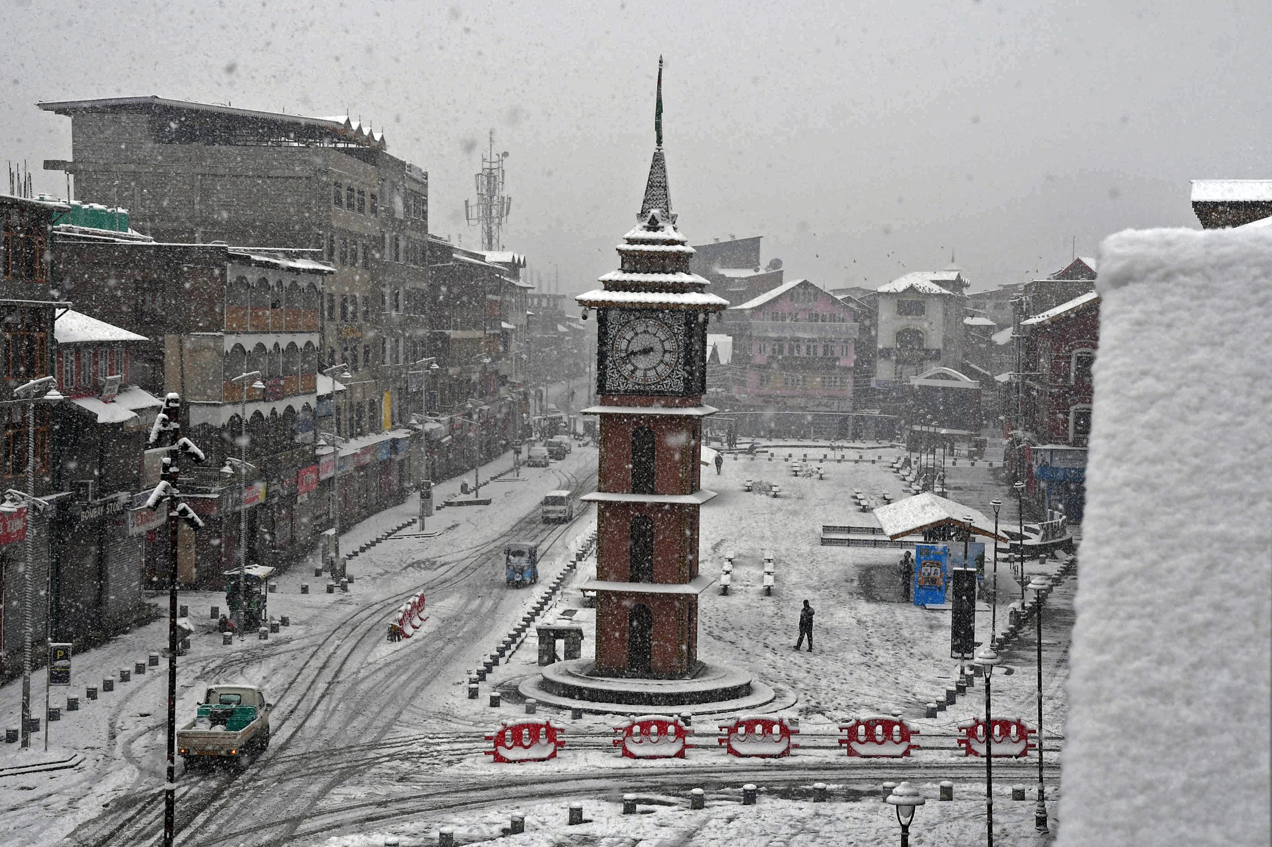 Snowfall warning issued for Jammu and Kashmir, travelers advised caution