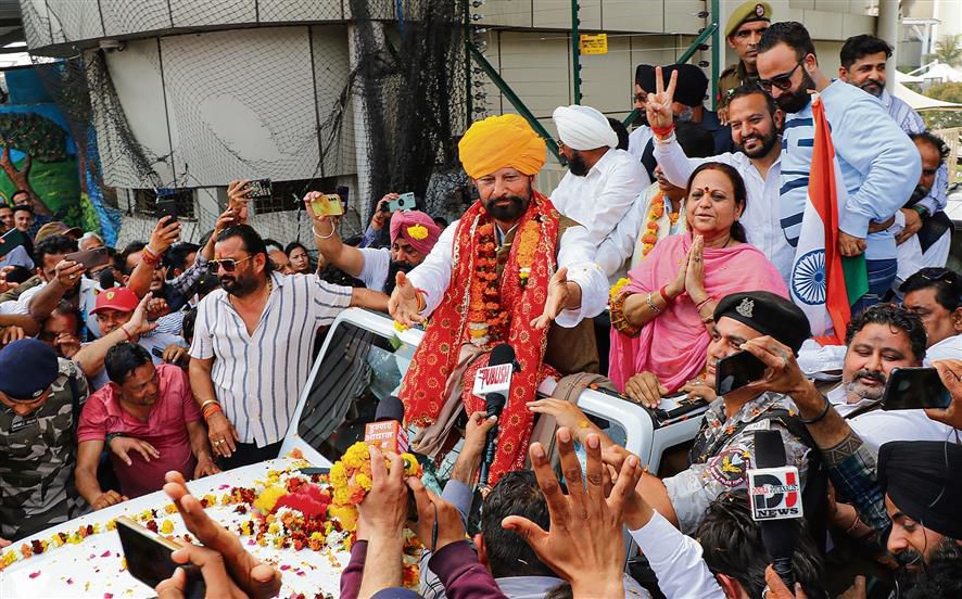 Lal Singh's Return: Congress Jubilant as Ex-MP Welcomed with Grand Reception in Jammu