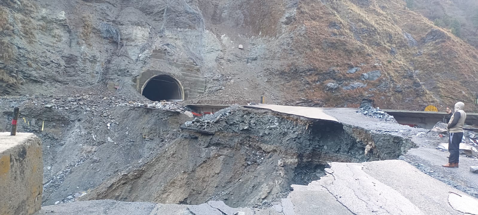 Srinagar-Jammu Highway Remains Closed on Second Day Following Landslides