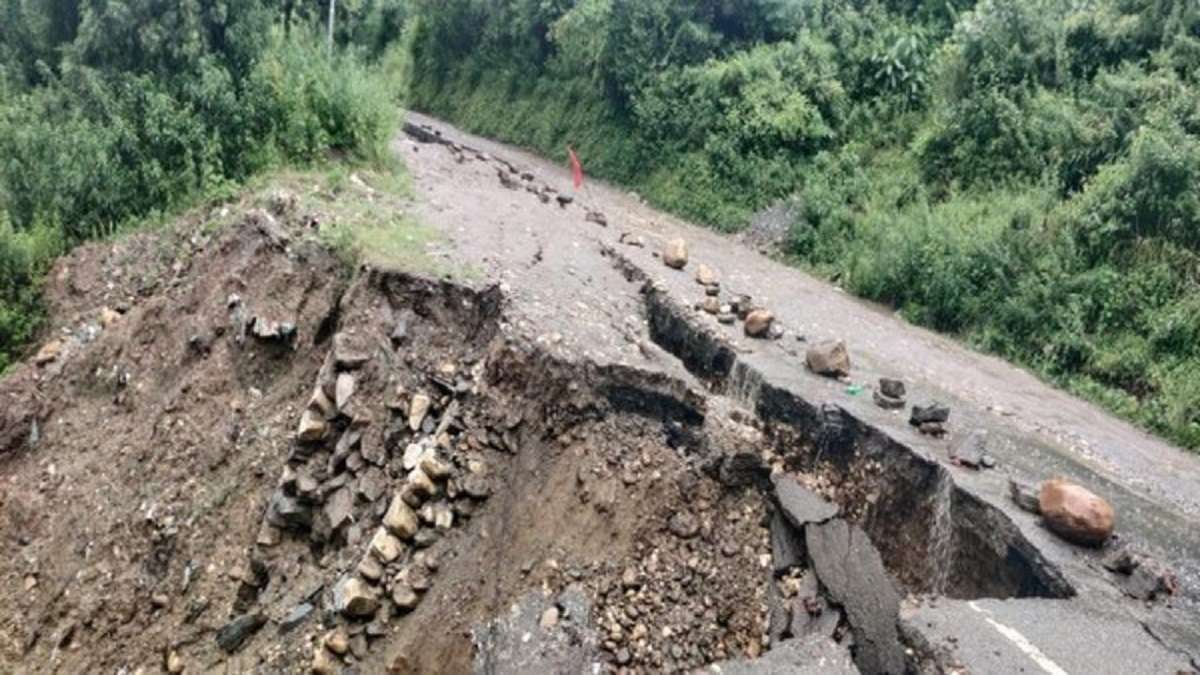 Emergency! Landslide Triggers Road Cave-in near Ramban, Traffic Disrupted