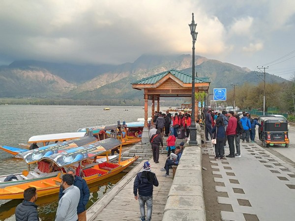 Kashmir's Enchanting Embrace: A Surge in Tourism Brings Both Beauty and Challenges
