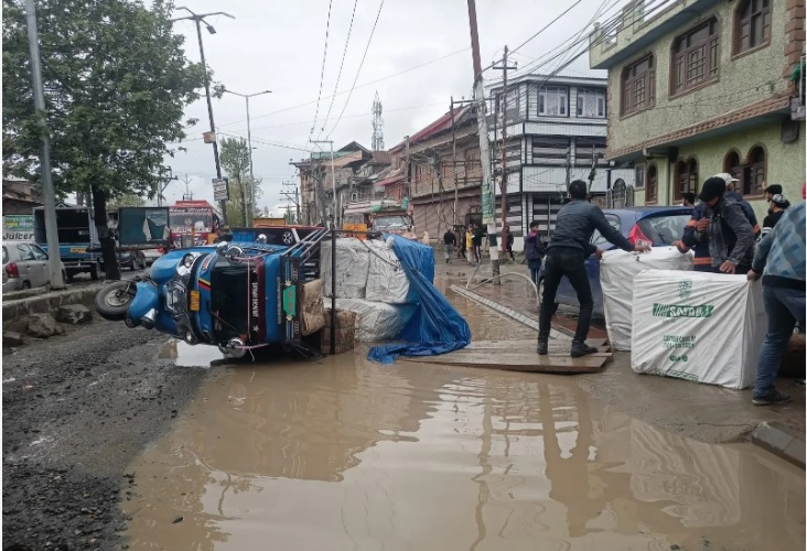 Potholes and Progress? Unfinished Smart City Works Plague Srinagar Commuters