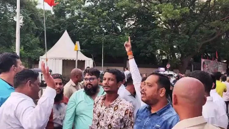 Muslims Protest Shiv Sena MPs’ Absence During Waqf Amendment Bill Debate