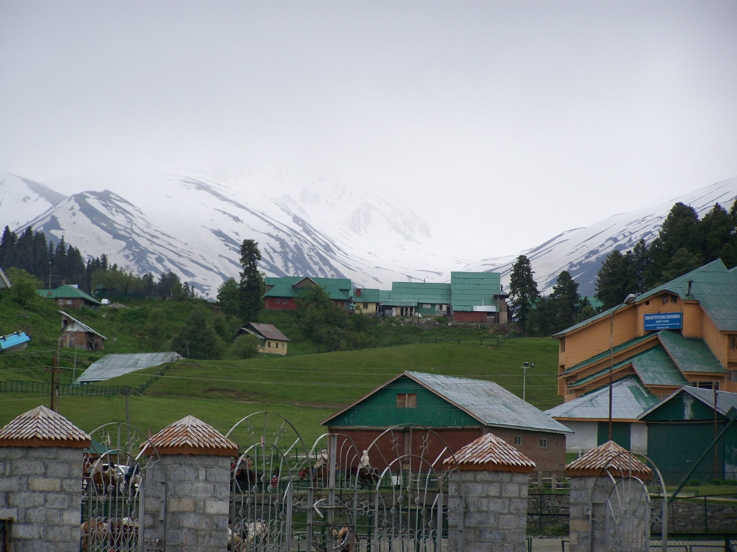 Gulmarg’s First Snowfall Signals Autumn’s Arrival