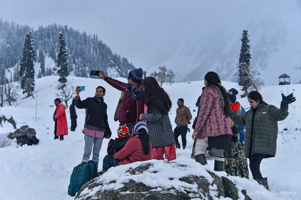 Kashmir's First Snowfall Ushers in Tourism Surge as Visitors Embrace Scenic Beauty