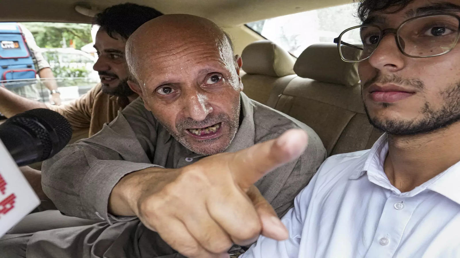 Day After Omar Abdullah, Engineer Rashid Discusses Key Issues with L-G