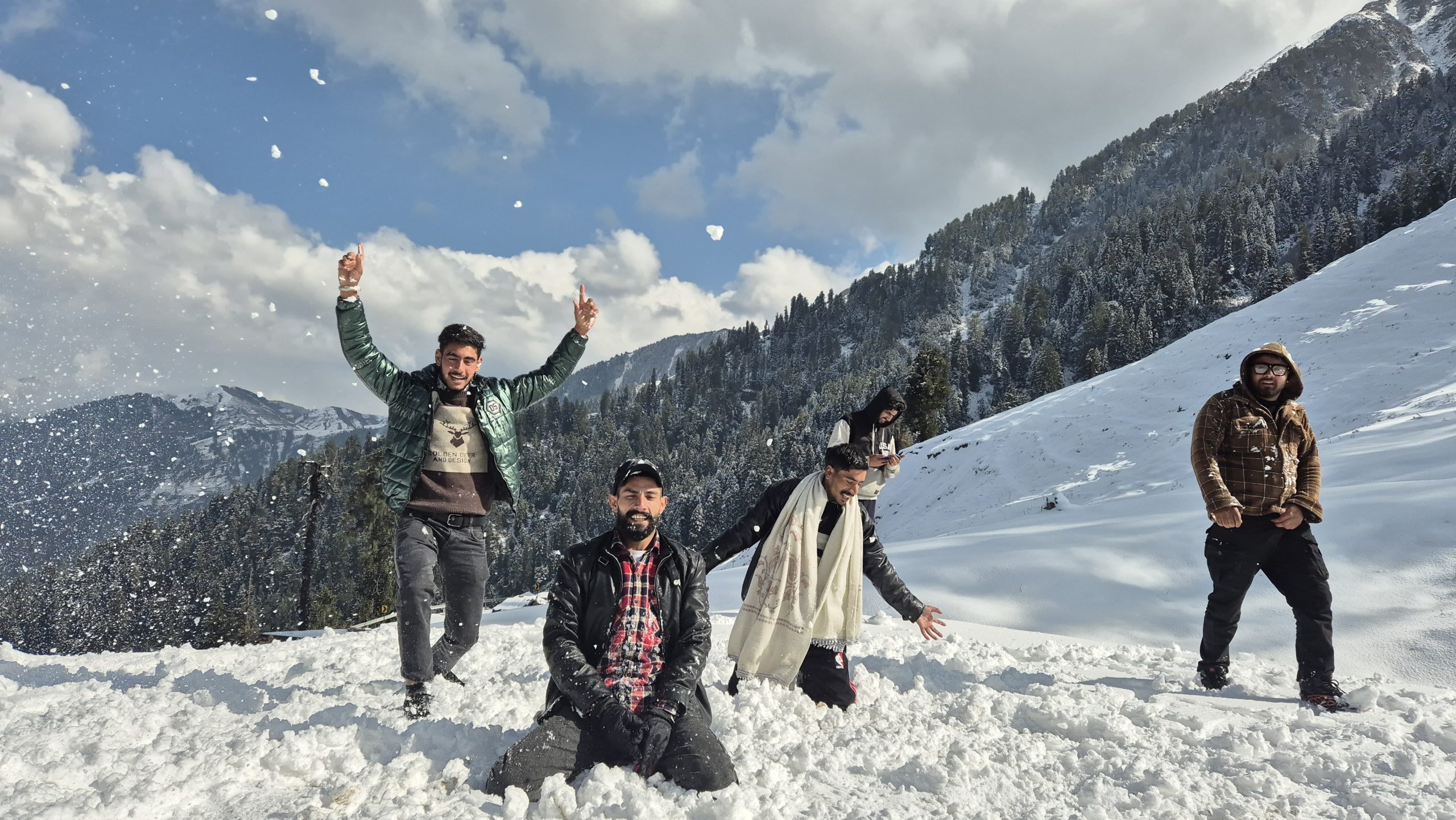 Bhaderwah’s First Snowfall Breaks Dry Spell, Brings Winter Cheer