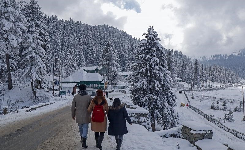 Kashmir's Tourism Gets a Fillip with Autumn Colors and Early Snowfall