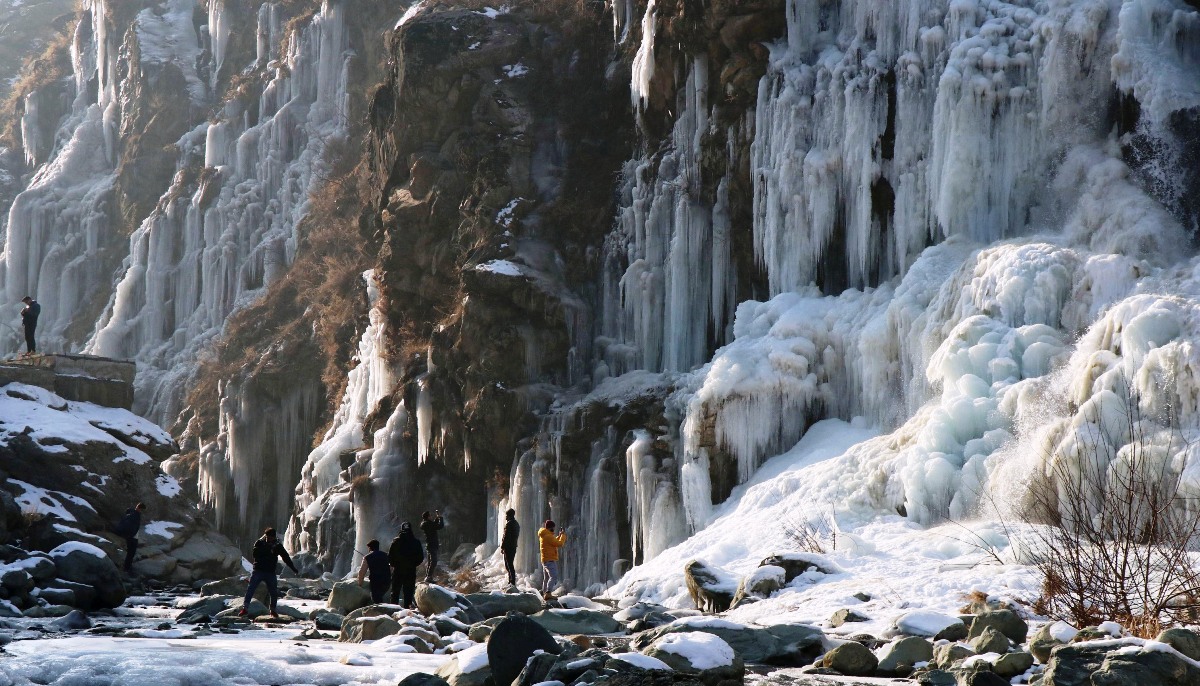 Kashmir Endures Intense Cold Wave: Srinagar Plunges to Minus 7°C