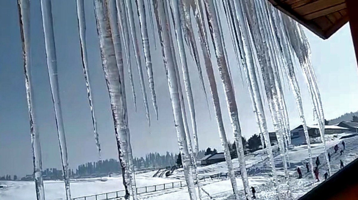 Sub-Zero Chill: Cold Wave Hits Kashmir, Pahalgam and Gulmarg Coldest