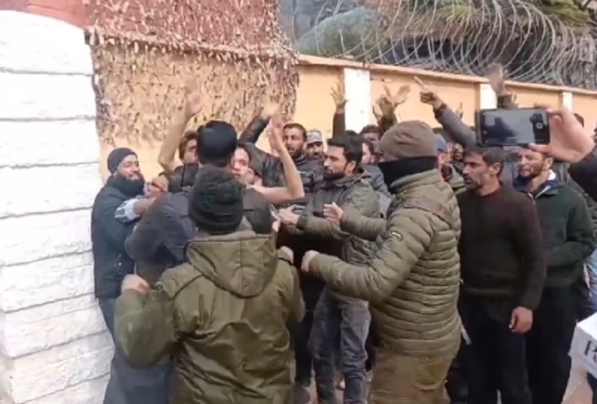 Wildlife Daily Wagers Protest Outside CM’s Residence in Srinagar