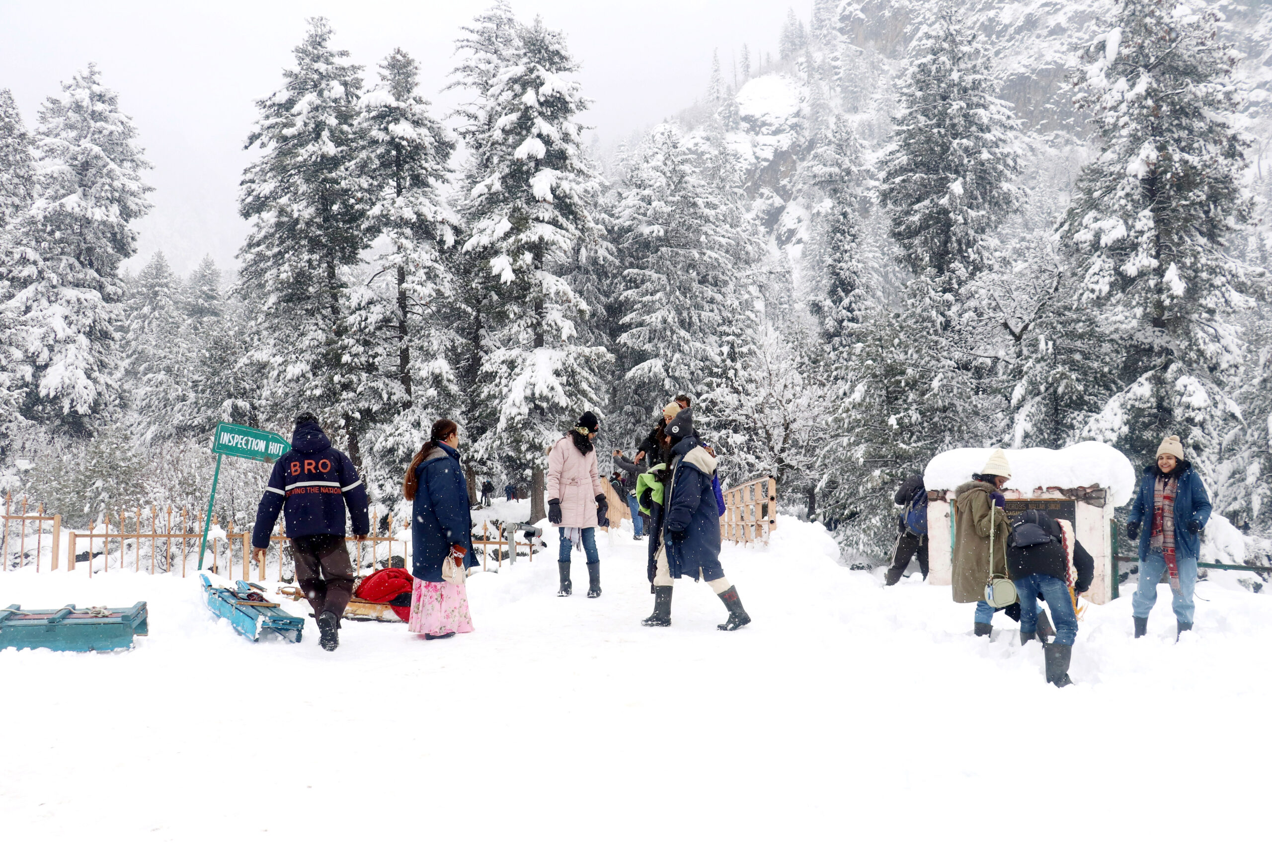 Gulmarg, Sonamarg, and Pahalgam Receive Fresh Snowfall, Delight Tourists