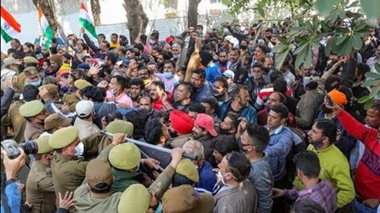 Daily-Wagers Clash with Authorities: Protest Against BJP and Lieutenant Governor Manoj Sinha