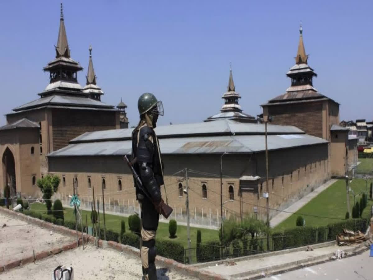 Eid Celebrations Continue Amid Restrictions at Srinagar’s Historic Sites