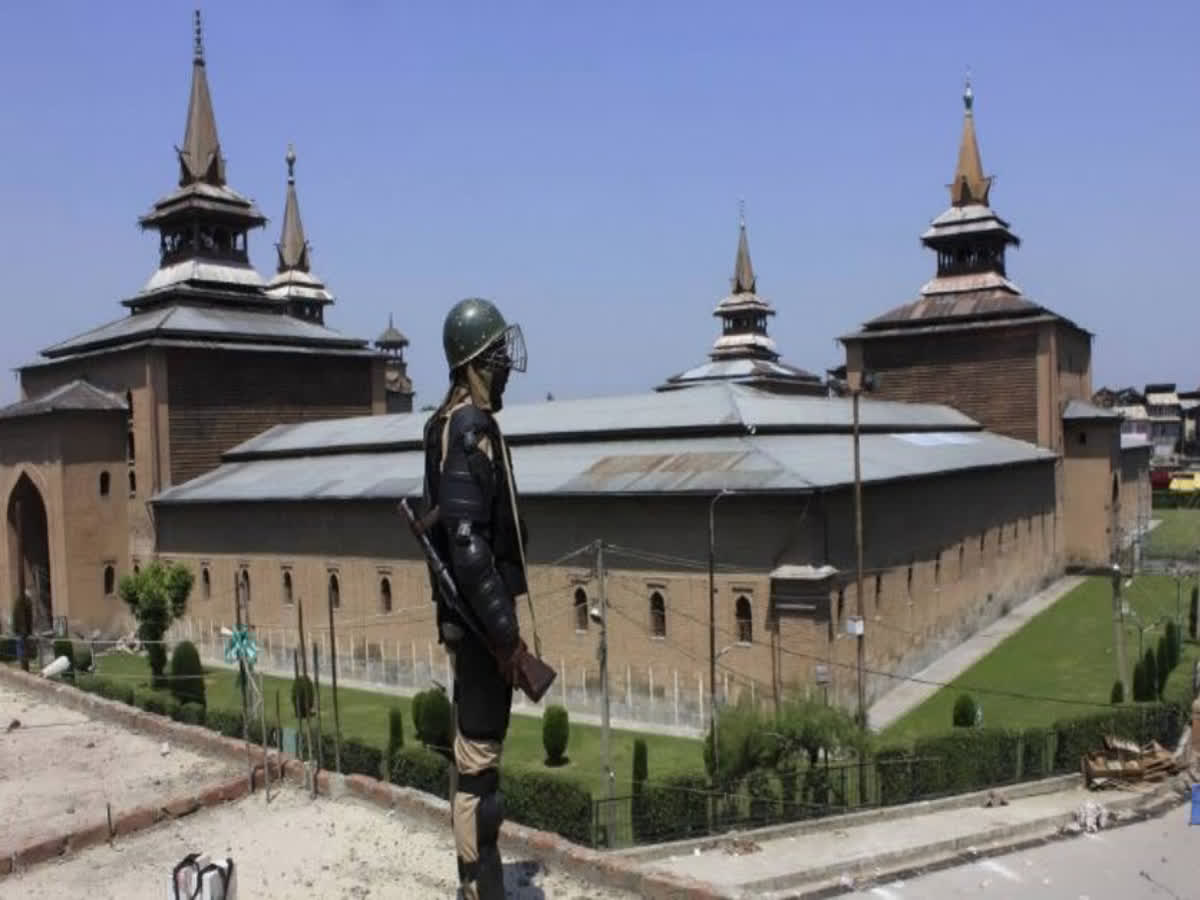Eid Celebrations Continue Amid Restrictions at Srinagar’s Historic Sites
