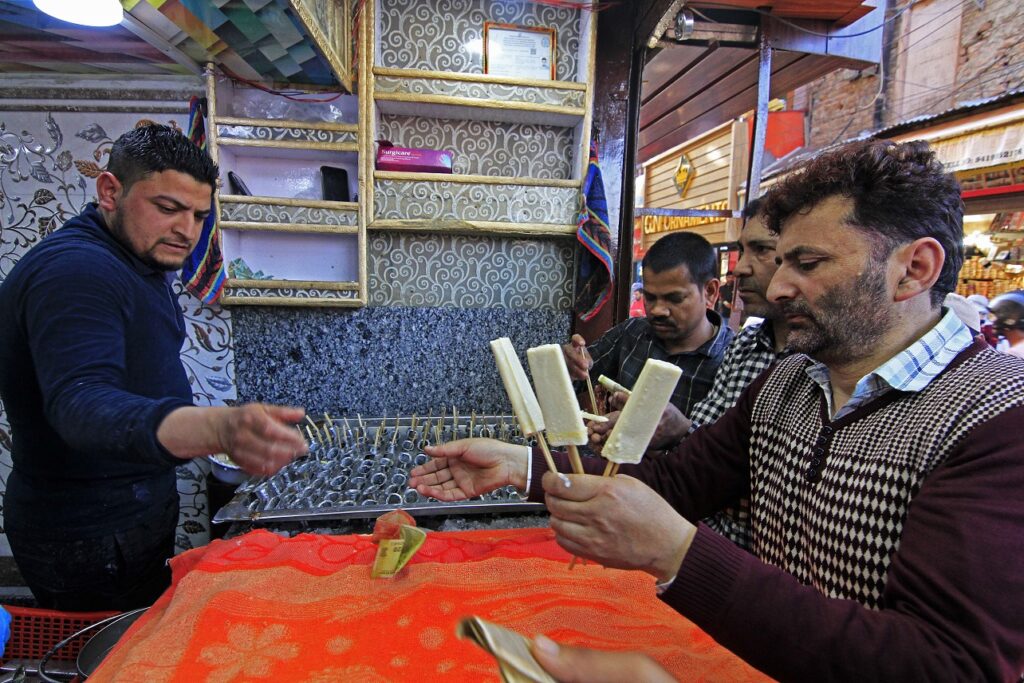 Kashmir’s Spring Heatwave Breaks 80-Year Record: Srinagar Hits Scorching 30.4°C