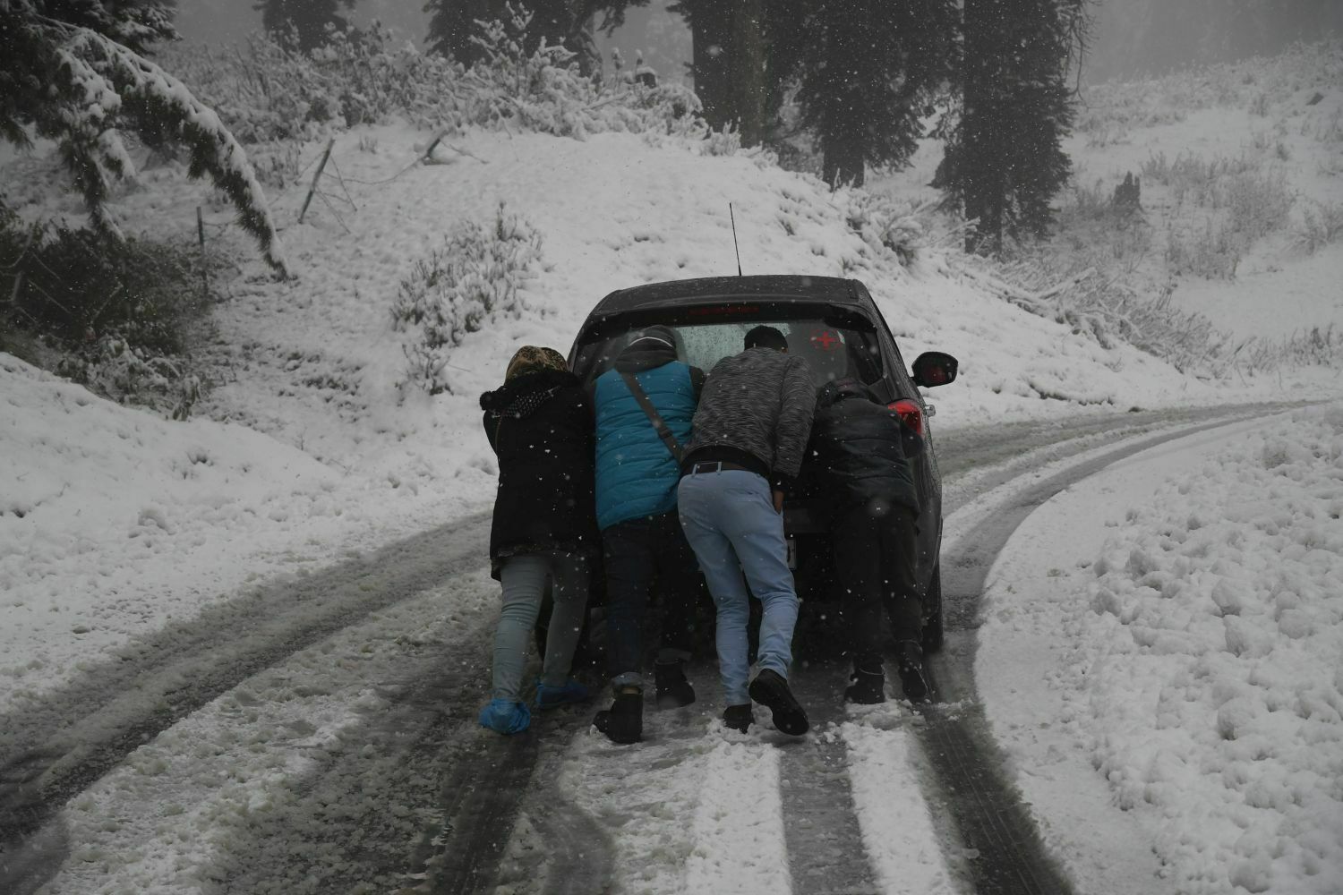 Climate Chaos in Kashmir: Unseasonal May Snowfall at Razdan Pass Shuts Bandipora-Gurez Road