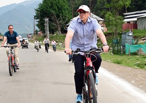 Omar Abdullah Leads Charge Against 'Boycott Kashmir' Campaign | Kashmir Tourism Revival 2025