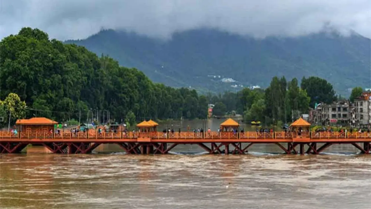 Jhelum Recedes, Kashmir Breathes Easier After a Night of Anxiety