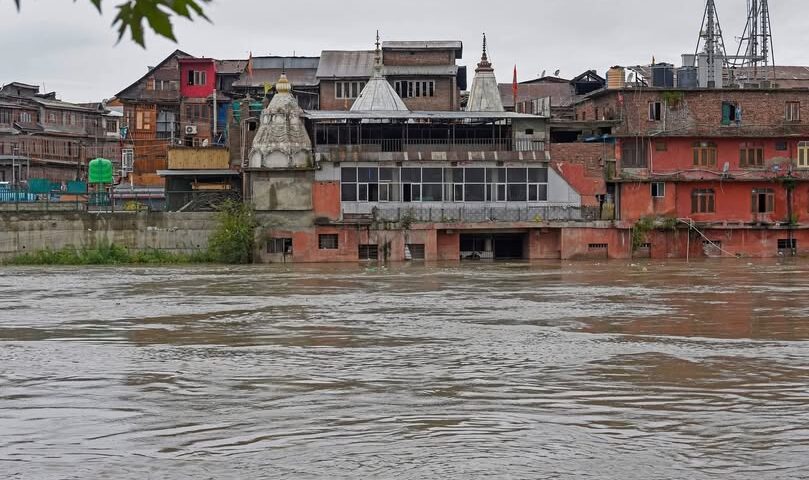 Kashmir Flood Alert 2025: Jhelum River Crosses Danger Mark Again — Why 11 Years of Projects Haven’t Secured the Valley