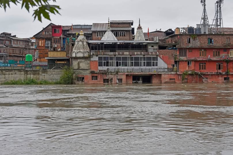 Kashmir Flood Alert 2025: Jhelum River Crosses Danger Mark Again — Why 11 Years of Projects Haven’t Secured the Valley