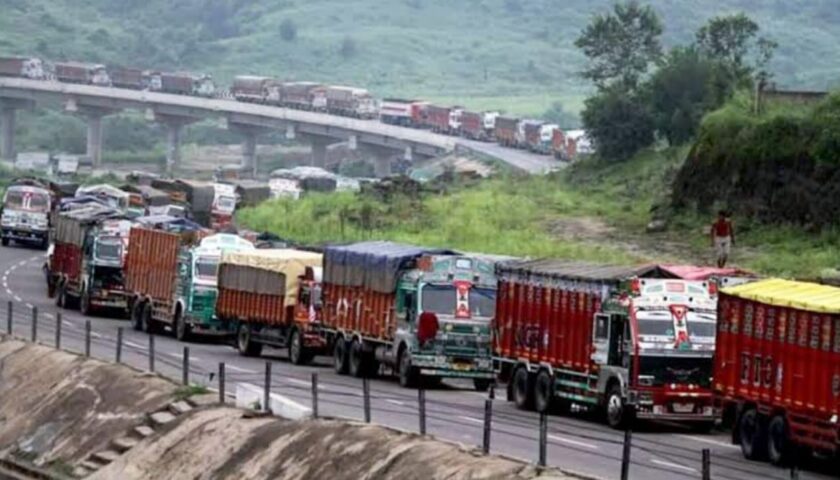 Kashmir’s Apple Industry Demands Train Lifeline as NH-44 Blockade Risks ₹20,000 Cr Loss