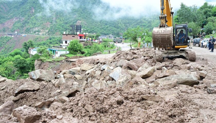 Traffic Suspended on Jammu–Srinagar National Highway Due to Landslides and Heavy Rain