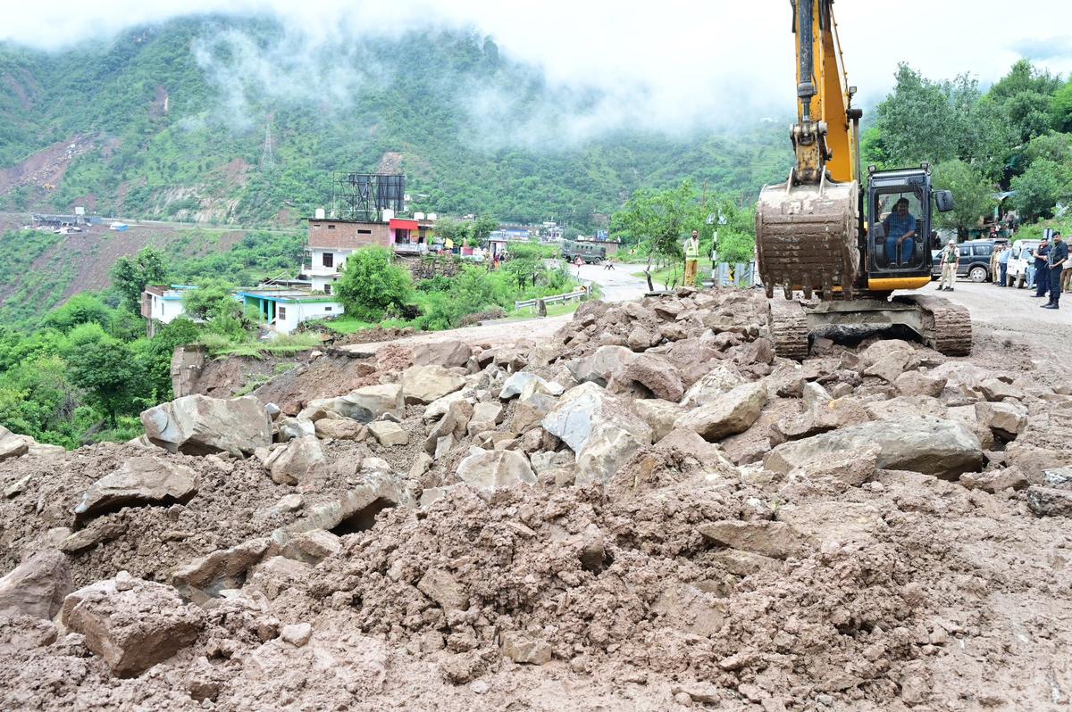 Traffic Suspended on Jammu–Srinagar National Highway Due to Landslides and Heavy Rain