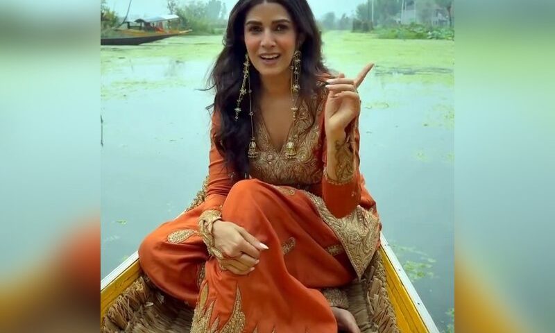 Like Nimrat Kaur, Enjoy a Shikara Boat Ride on Your Next Trip to Kashmir
