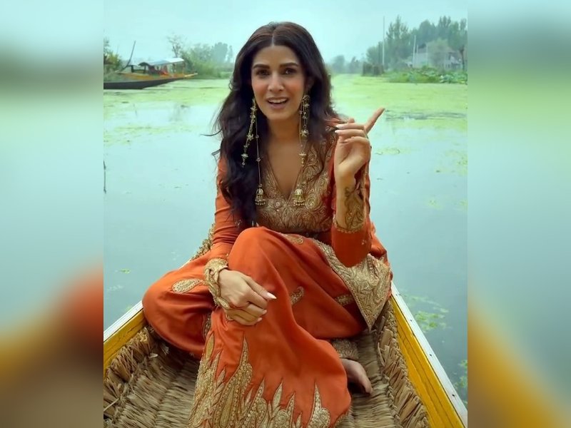 Like Nimrat Kaur, Enjoy a Shikara Boat Ride on Your Next Trip to Kashmir