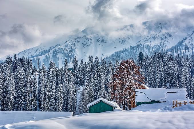 Kashmir Braces for Fresh Snow as Nights Stay Unseasonably Warm; Chenab Valley Cut Off Again and Srinagar-Leh NH Closed | Winter Weather Impact