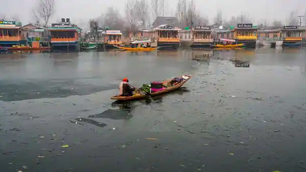 Kashmir Cold Wave 2025: Fresh Snowfall at Zojila, Winter Updates, Chillai-Kalan Outlook & Tourism Impact