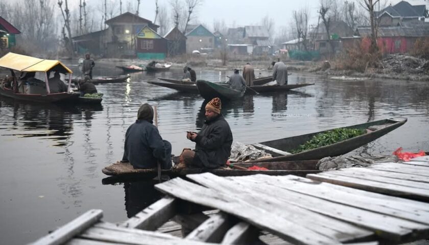 Kashmir and Ladakh Winter Weather Alert: Intense Cold, Sub-Zero Temperatures, Year-End Snowfall Forecast | Kashmir Weather 2025–26