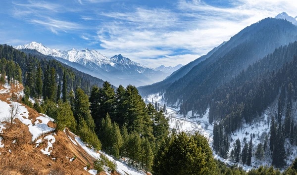 Snowfall Transforms Pahalgam’s Aru Valley into a Winter Wonderland, Tourists Celebrate the Magic