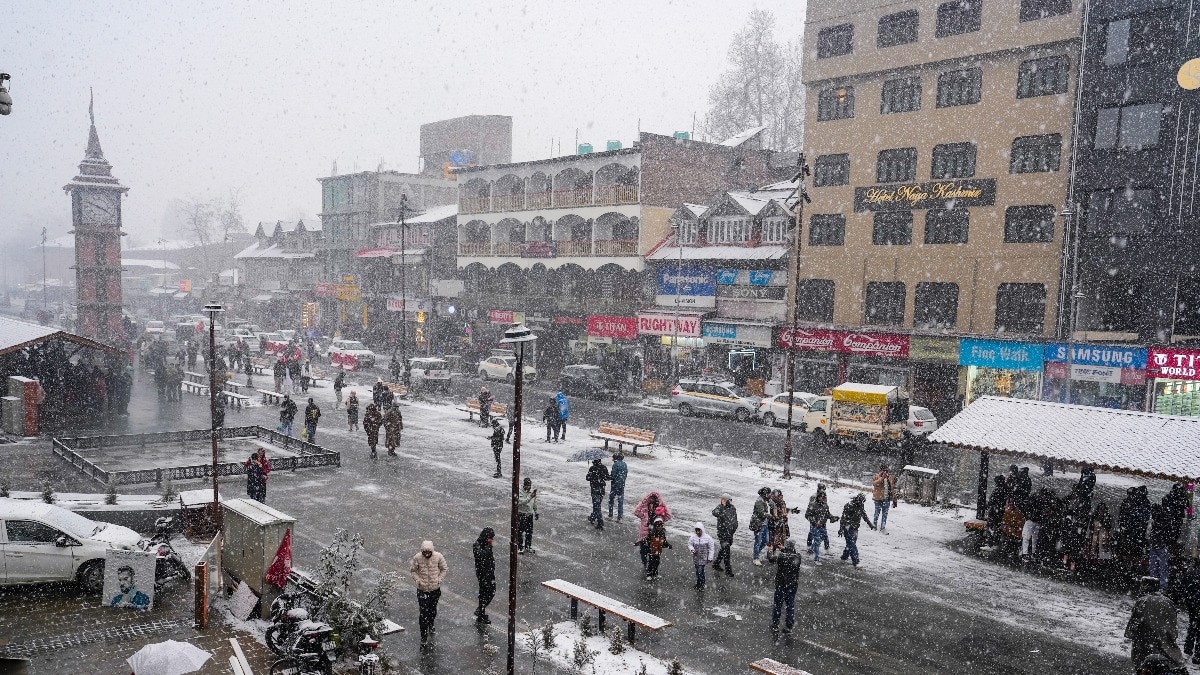 50 Flights Cancelled in Srinagar Due to Heavy Snowfall | Govt Suspends Officials Over Snow Clearance Lapses