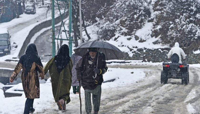 Fresh Snowfall Brings Tourist Rush, Traffic Chaos to Kashmir’s Higher Reaches