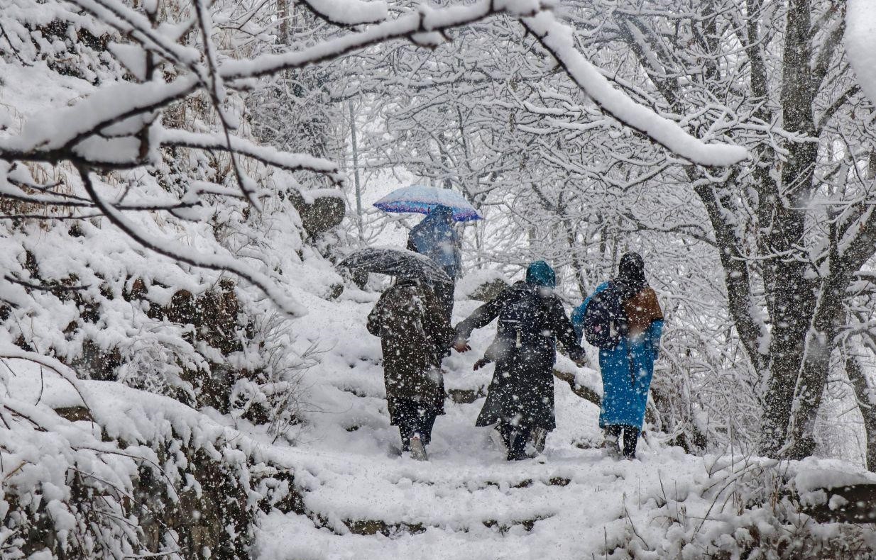 Back-to-Back Western Disturbances Set to Shape Kashmir’s Late Winter: What It Means for Weather, Travel, Agriculture and Climate