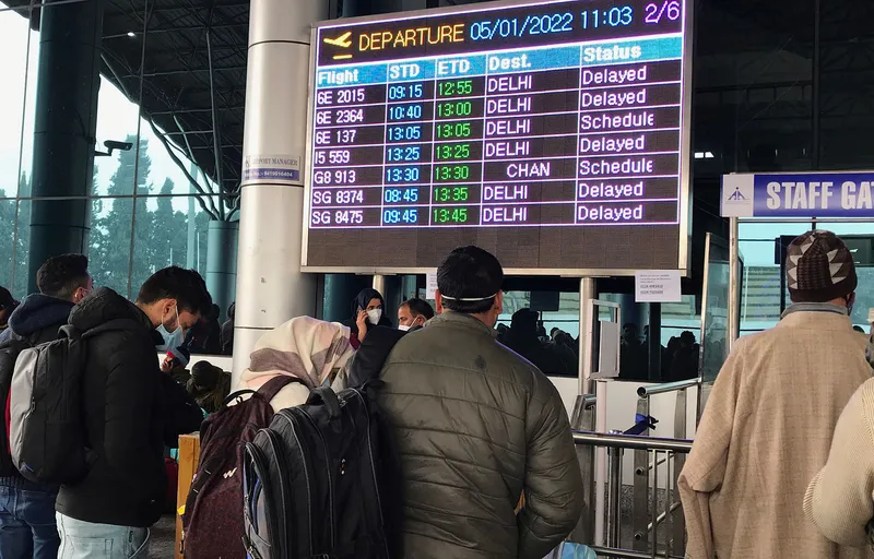 Srinagar Airport Suspends Flights Amid Heavy Snowfall: Delays, Cancellations and Travel Advisory