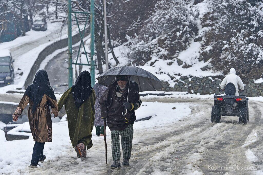 Fresh Snowfall Brings Tourist Rush, Traffic Chaos to Kashmir’s Higher Reaches