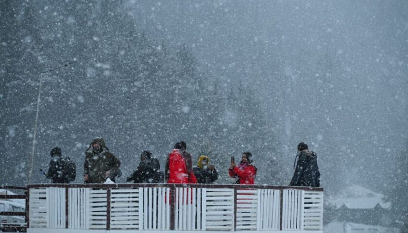 Fresh Snowfall Blankets Kashmir’s Higher Reaches; Rain Predicted in Plains Over Next 24 Hours