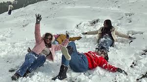 Fresh Snowfall Returns to Kashmir: Gulmarg, Sonamarg & Pahalgam Witness Late-Season Snow as Temperatures Drop