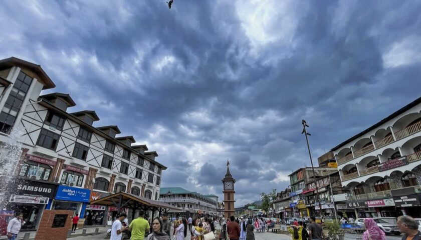 Jammu Heatwave vs Kashmir Showers: Two Seasons in One State as Temperatures Hit 39.5°C in Plains