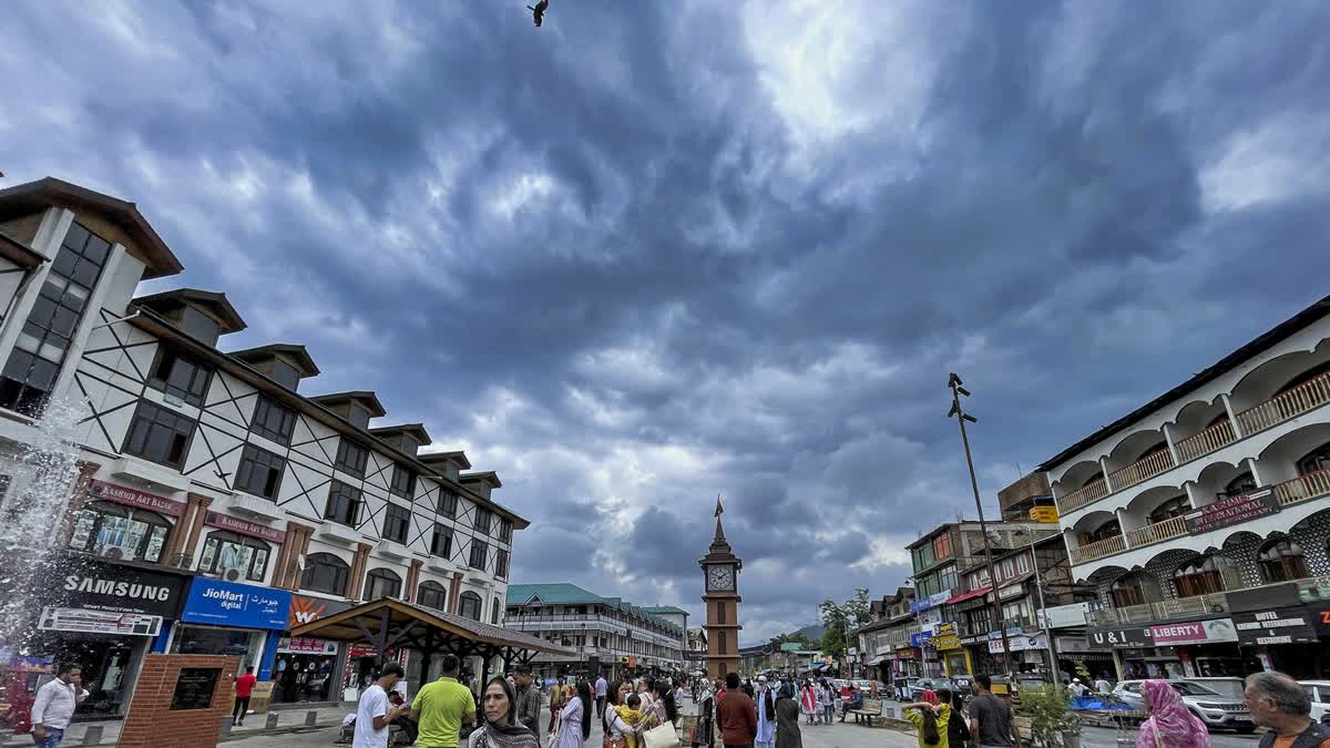Jammu Heatwave vs Kashmir Showers: Two Seasons in One State as Temperatures Hit 39.5°C in Plains