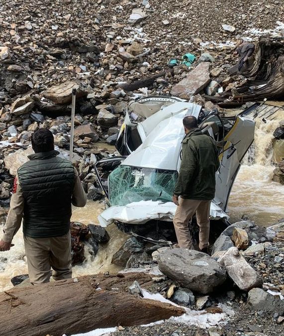 Mughal Road Tragedy: 2 Dead, 2 Missing as Vehicle Plunges into Gorge — Rising Accident Trend Alarms Kashmir (2026 Report)