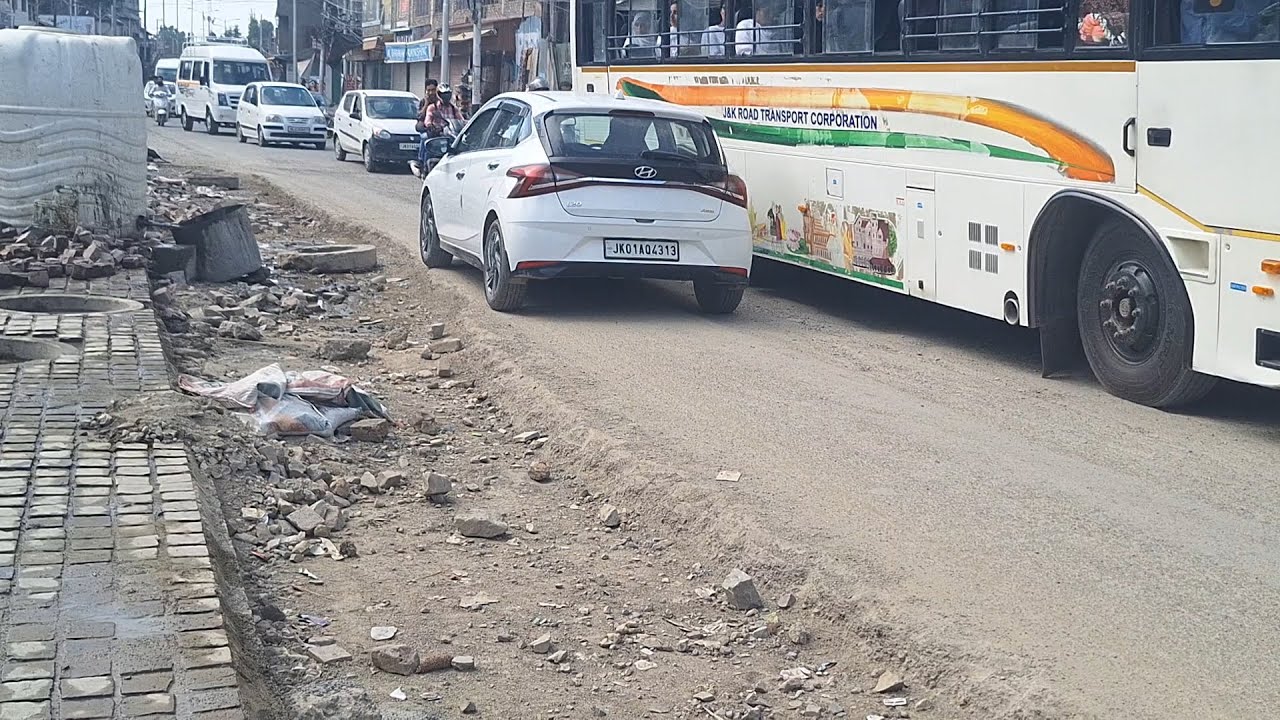 Smart City Projects Under Fire: Non-Functional Traffic Signals, Barricaded Roads and Empty Cycle Tracks Frustrate Residents