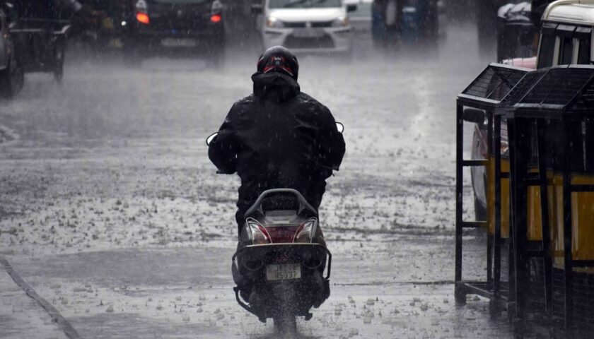 Kashmir Under Weather Alert as Heavy Rain, Gusty Winds and Thunderstorms Lash Valley; MeT Warns of Flash Floods and Landslides