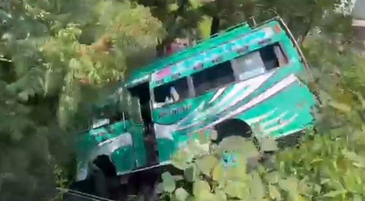 Kathua Pilgrim Bus Accident: 23 Injured After Vehicle Plunges Into Gorge Near Bani, Raising Fresh Road Safety Concerns